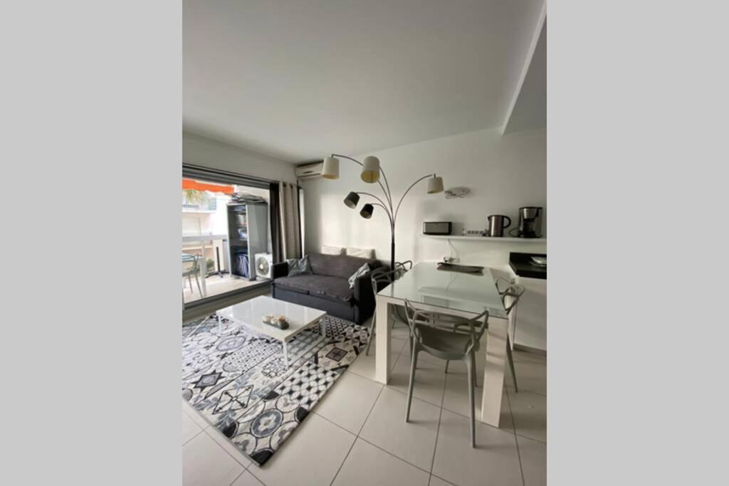 App Le Rocazur Avec Piscine Et Parking En Bord De Mer A 500M Du Centre Ville Menton Bagian luar foto